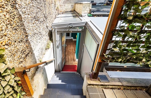 West Kensington Apartment | Vibrant Kensington Flat with Garden Bar