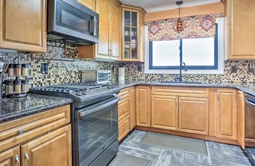 Teaneck House | Vibrant Teaneck Home ~ 12 Mi to Manhattan!