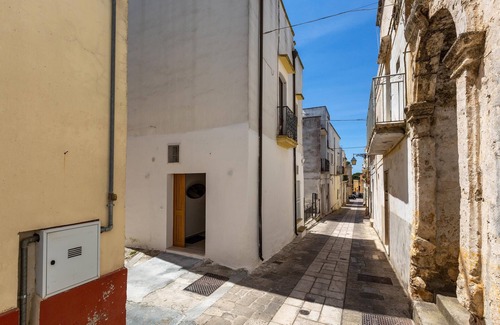 Tuglie House | Vico dei Mille by BarbarHouse