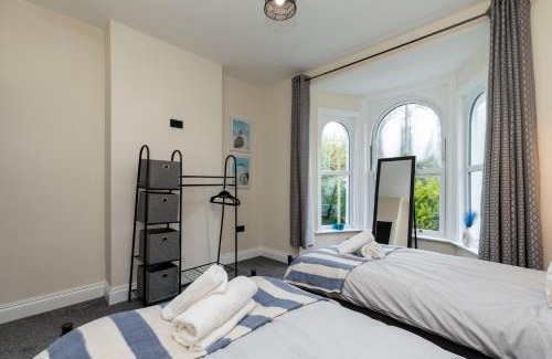 Felpham Villa | Victoria Cottage Seaside - Spacious 4-BR in Bognor Regis,close to Beachfront & 2 minutes from Butlins Holiday Camp