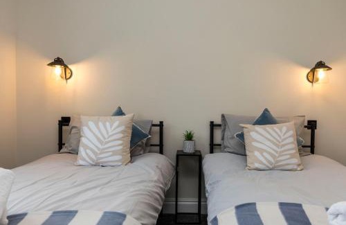 Felpham Villa | Victoria Cottage Seaside - Spacious 4-BR in Bognor Regis,close to Beachfront & 2 minutes from Butlins Holiday Camp
