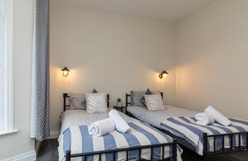 Felpham Villa | Victoria Cottage Seaside - Spacious 4-BR in Bognor Regis,close to Beachfront & 2 minutes from Butlins Holiday Camp