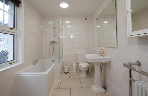 Chelmsford House | Victoria's Place : 1 km from Chelmsford Station and 5mins to the city center.