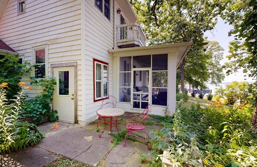Ripon House | Victorian all-suite lakefront house with pier, piano, & wood fireplace
