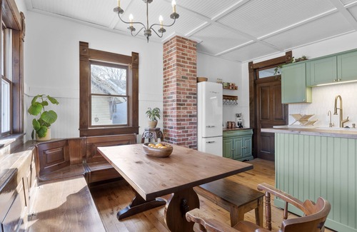 Logan House | Victorian Farmhouse in the heart of Hocking Hills, 5 minutes from Old Man's Cave