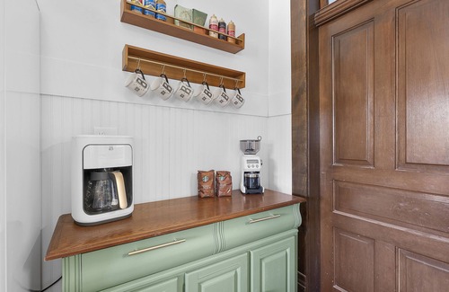 Logan House | Victorian Farmhouse in the heart of Hocking Hills, 5 minutes from Old Man's Cave