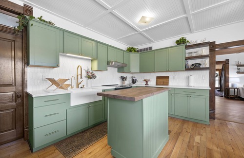 Logan House | Victorian Farmhouse in the heart of Hocking Hills, 5 minutes from Old Man's Cave