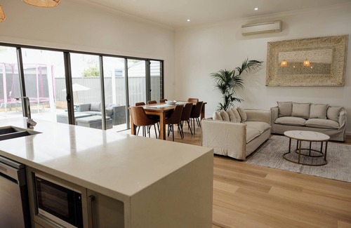 Hamilton House | Vida Hamilton - 3 bed, 2 bath kids playground!
