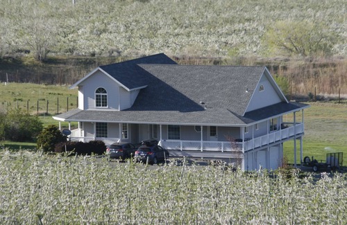 Brownstown House | View; float the Yakima River; Sleeps 8 + movable foam mattress can sleep 9.
