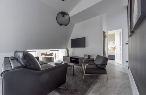 Faubourg-du-Roule Apartment | View of the Sacré-Coeur basilica & the Montmartre