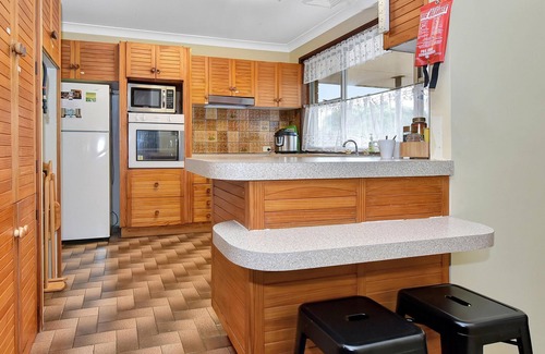 Cessnock Apartment | VIEW with Pool in Hunter Valley & Wineries - FREE WiFi - Swimming Pool - Wineries - Concerts - HV Gardens Zoo