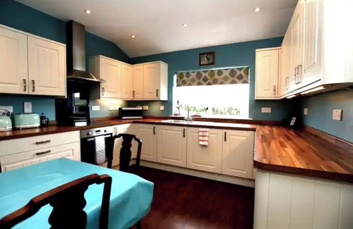 Scalloway Cottage | Viewcliff: Modern cottage, idyllic location. Secluded, with harbour views (Pets)