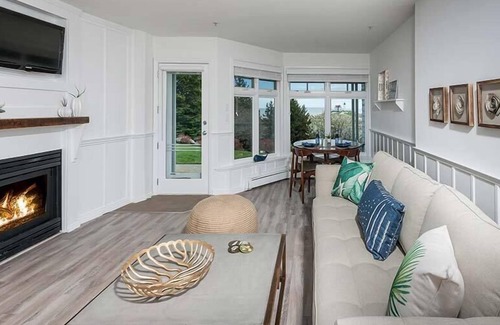 York Beach House | ViewPoint - 1BR Bedroom View Suite 107