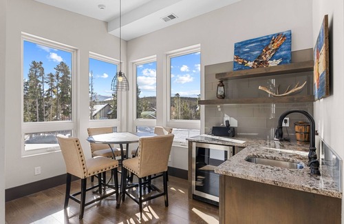 Baldy Mountain House | Views|Hot Tub| Luxury|Free Bus Route