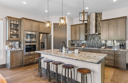 Baldy Mountain House | Views|Hot Tub| Luxury|Free Bus Route