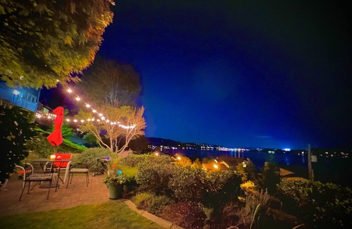 Lake Forest Park House | Views of Lake Washington and Mt. Rainier- North Seattle Area. Superb Location!