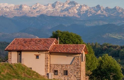 Santianes de Ola House | Views of the Picos de Europa in a house designed for all seasons