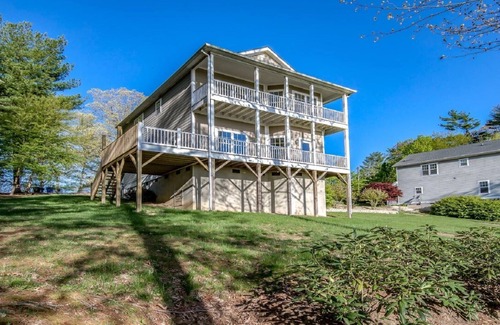 Hendersonville House | Views of/Walk to Historic Downtown Hendersonville