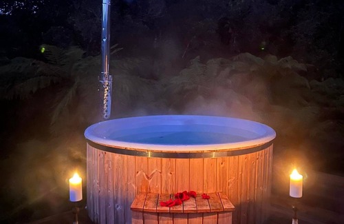 Kaiata Cabin | Viking Hut Frigg Set Amid Rainforest w/Hot tub