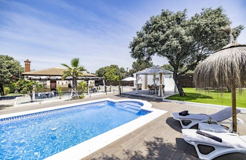 Castilblanco de los Arroyos Villa | Villa 'Mis Raices' with Private Pool, Wi-Fi and Air Conditioning