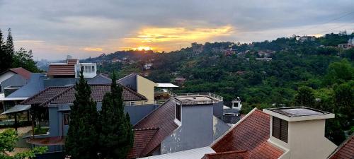 Bandung Villa | Vila Keluarga Syariah Mawar 82, Dago Resort 4BR dengan Privat Pool BBQ dan Rooftop