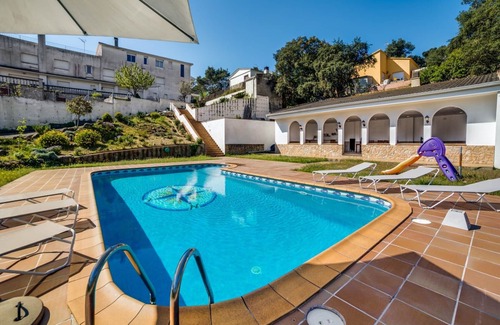 Palafolls Ski Chalet | Villa 20 pax with large private pool, garden and barbecue. Outdoor kitchen and dining room. 10 bedrooms. Free WIFI. Vivalidays Villa Genis.