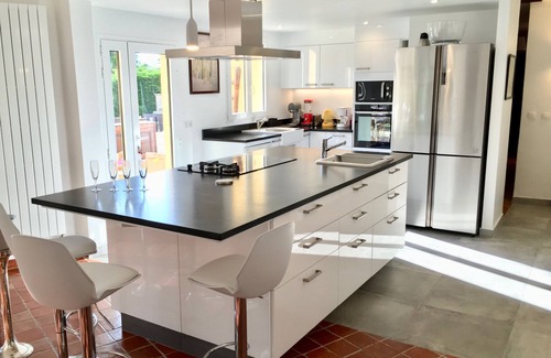 Est Villa | Villa 300m2 4km from Aix 8 People, 3 bathrooms Quiet and countryside Heated pool