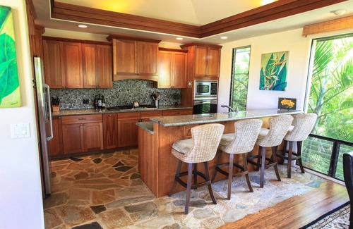 Bayview House | Villa, 4 minute stroll to beach, pool, Air cond, hot tub, sleeps14, refundable