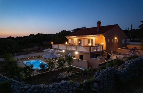 Jakisnica Villa | Villa Akulica with heated outdoor pool and seaview