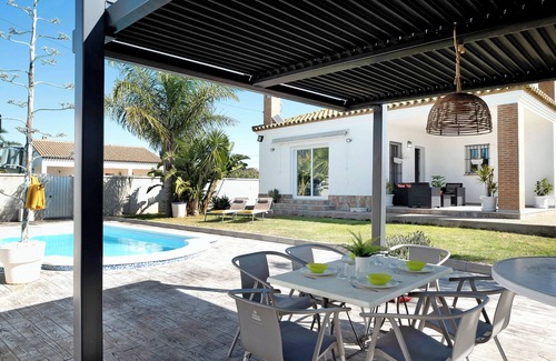 Conil de la Frontera House | Villa 'Álvaro' with Private Pool, Private Terrace and Wi-Fi