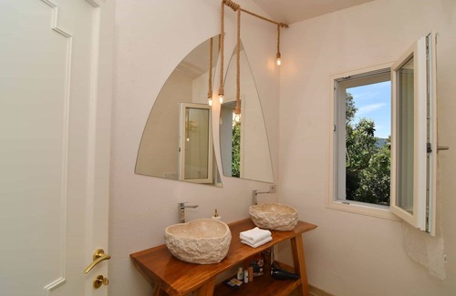 San Teodoro City Centre Villa | Villa Amoreddu with rooftop Jacuzzi and private beach