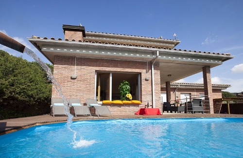 Llinars del Valles House | Villa + Apart. 20'beach, near Bcn, 2 pools, wifi, 23people, train direct aerport