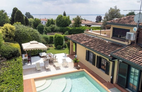 Padenghe sul Garda Villa | Villa Artemisia - elegance & relaxation just 300 m from Lake Garda