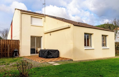 Pornic Villa | Villa 'Buissonnets' with Private Terrace, Private Garden and Wi-Fi