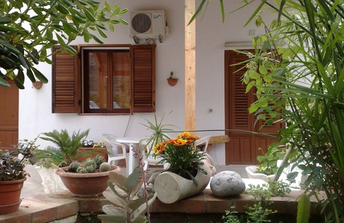 Isola delle Femmine Cottage | Villa Butterfly1 with a veranda and outdoor shower by the sea and cultural sites