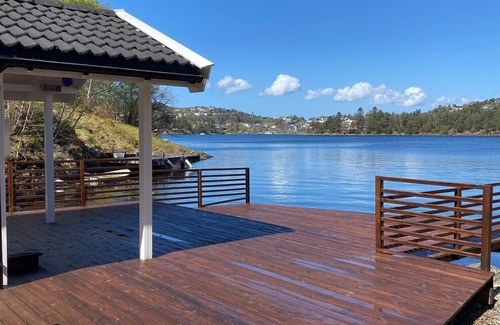 Ytrebygda Villa | Villa by the sea with access to sea shed and decking