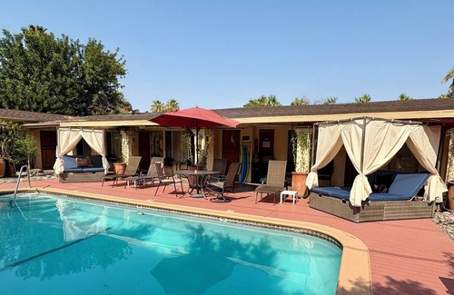 Historic Tennis Club Apartment | Villa C - a studio with kitchen. A few steps from downtown Palm Springs! 👑