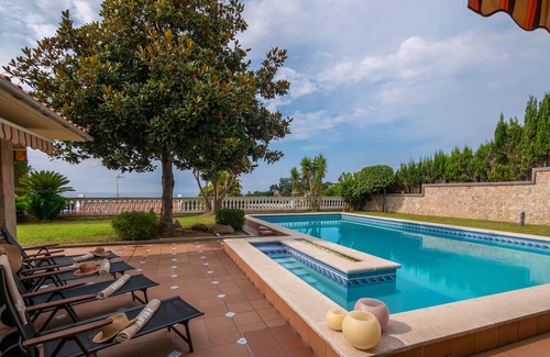 Blanes Ski Chalet | VILLA CALA LUX, IDEAL FOR FAMILIES, NEXT TO A COVE, WITH BBQ AND WIFI