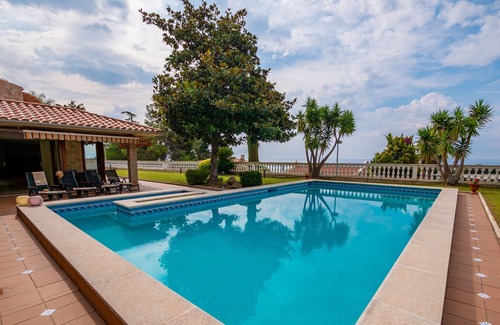 Blanes Ski Chalet | VILLA CALA LUX, IDEAL FOR FAMILIES, NEXT TO A COVE, WITH BBQ AND WIFI