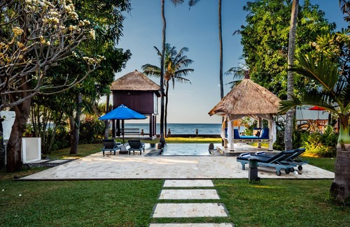 Dencarik Villa | Villa Cantik: Luxury beach front villa including infinity pool and staff!