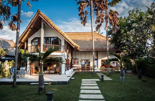 Dencarik Villa | Villa Cantik: Luxury beach front villa including infinity pool and staff!