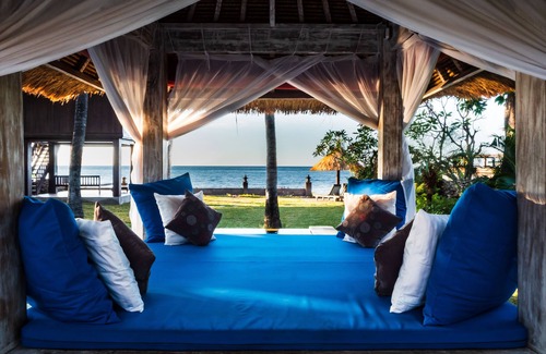 Dencarik Villa | Villa Cantik: Luxury beach front villa including infinity pool and staff!