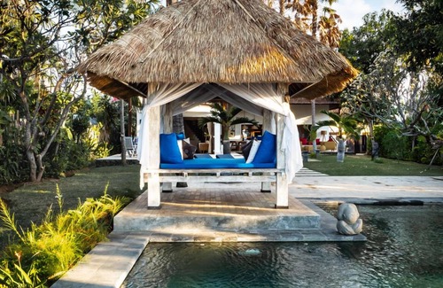 Dencarik Villa | Villa Cantik: Luxury beach front villa including infinity pool and staff!