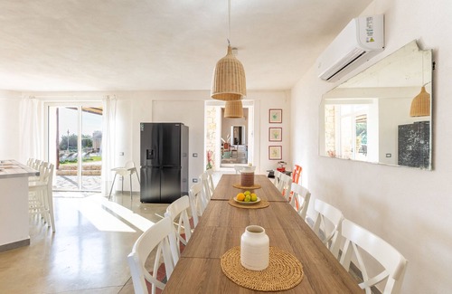 Scicli Villa | Villa 'Casale Degli Ulivi Con Piscina' with Mountain View, Wi-Fi and Air Conditioning