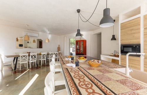 Scicli Villa | Villa 'Casale Degli Ulivi Con Piscina' with Mountain View, Wi-Fi and Air Conditioning