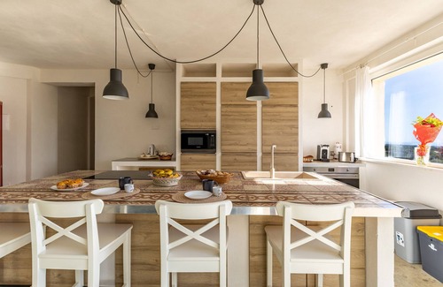 Scicli Villa | Villa 'Casale Degli Ulivi Con Piscina' with Mountain View, Wi-Fi and Air Conditioning