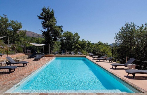 Umbertide House | Villa Cenobio G: A characteristic and welcoming two-story apartment that is part of an ancient country house made of stone, with Free WI-FI.