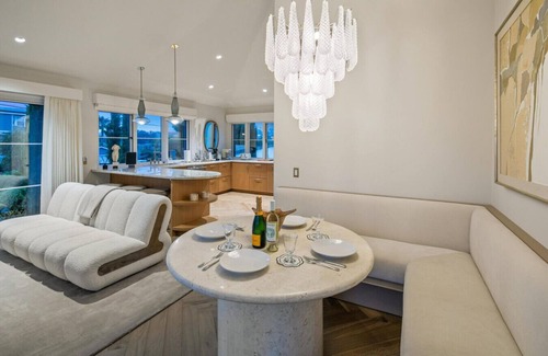 Olde Solana Beach House | Villa Chalarosi | Coastal Escape steps from the Sand!
