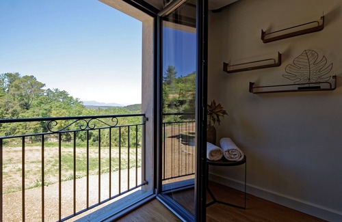 La Celle House | Villa Chardonnay, a large 7-bedroom building in the heart of an AB vineyard
