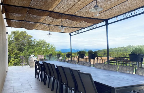 La Celle House | Villa Chardonnay, a large 7-bedroom building in the heart of an AB vineyard
